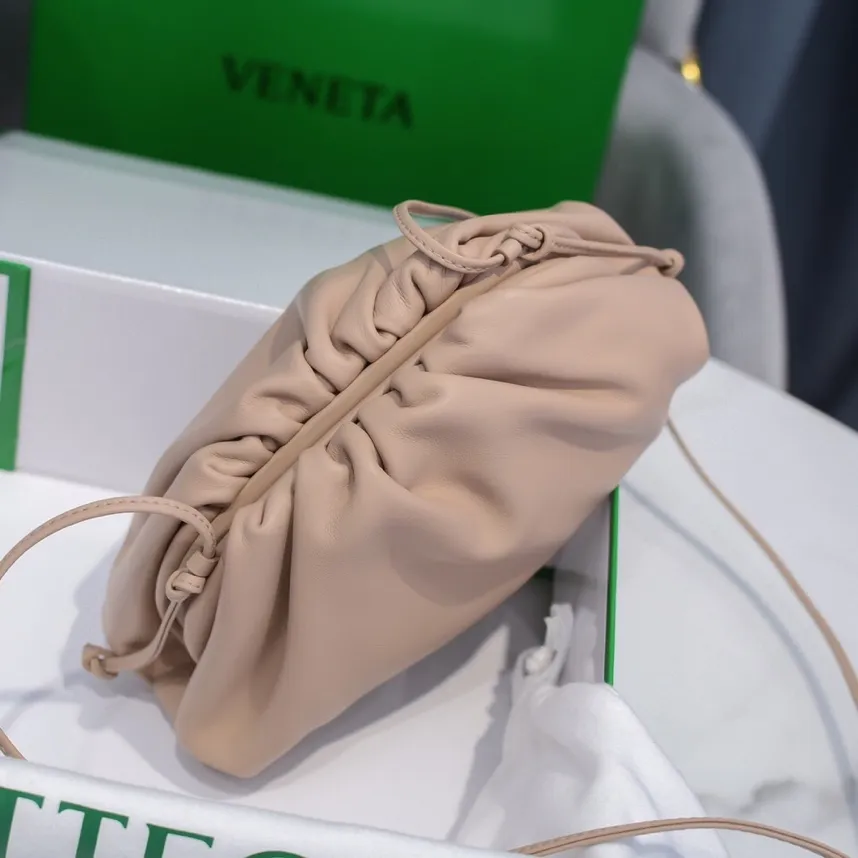 Batch 1120 Bottega Veneta cloud bag ☁️POUCH series original plain calfskin, super low-key and attractive, soft and casual. Major internet celebrity bloggers are crazy about calling it fashionable and classy, ​​lazy and intellectual. Small size: 23*13*8 (small cloud plain) nude pink, model: 6671